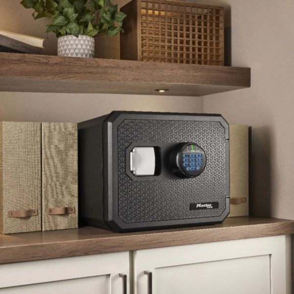 Sejf wodoodporny i ognioodporny MasterLock - FPW082FTCML na szafce Sejf wodoodporny i ognioodporny MasterLock - FPW082FTCML na szafce