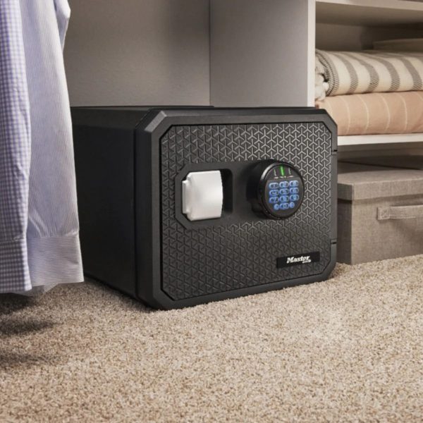 Sejf wodoodporny i ognioodporny MasterLock - FPW082FTCML w garderobie Sejf wodoodporny i ognioodporny MasterLock - FPW082FTCML w garderobie