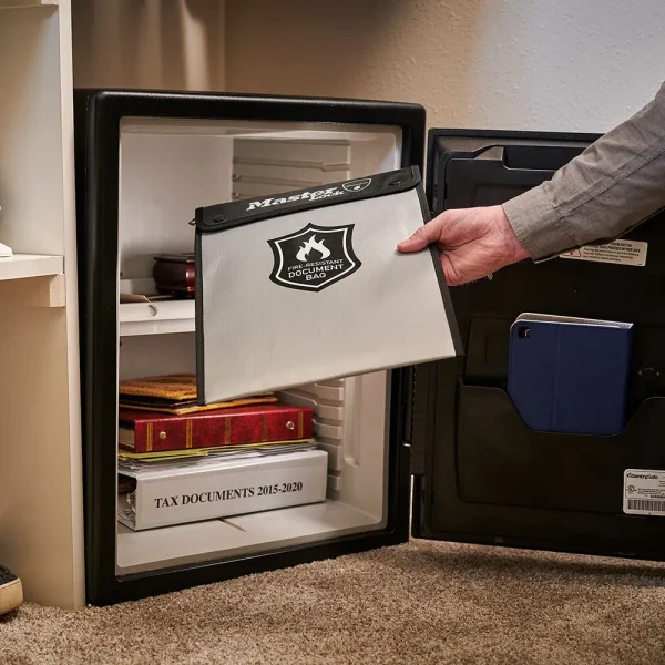 Torba ognioodporna i wodoodporna A4 MasterLock w sejfie Torba ognioodporna i wodoodporna A4 MasterLock w sejfie